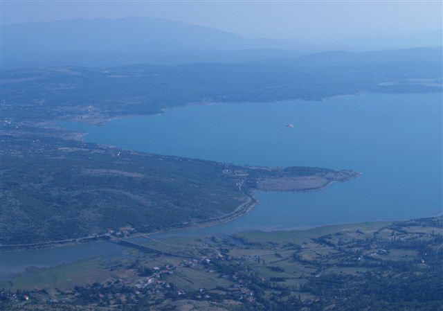 Paraglider iznad Prisoja u daljini